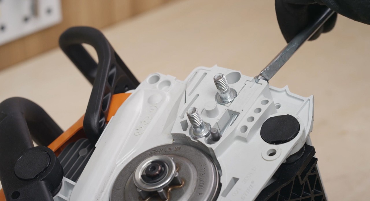 Imagem ampliada do mecanismo tensor numa motosserra a bateria STIHL MS 170