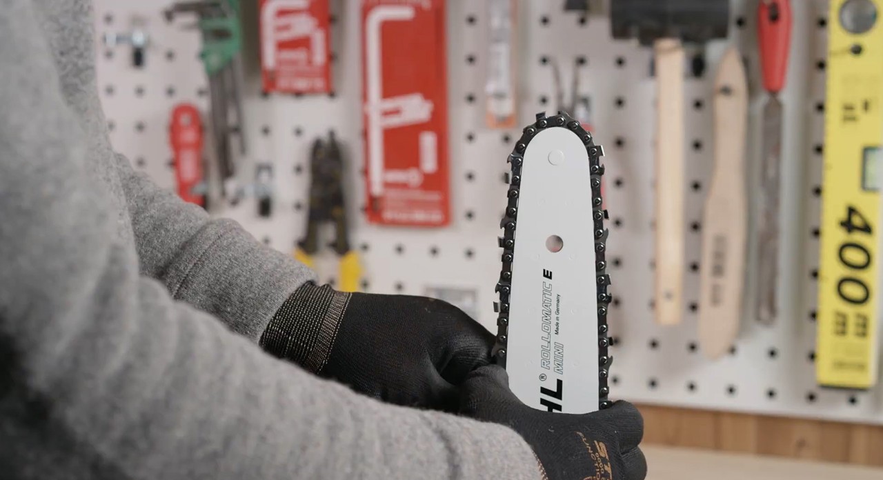 Uma corrente de serra a ser instalada na guia de uma motosserra a bateria STIHL MS 170