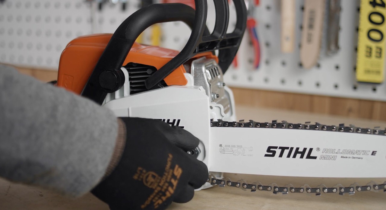 Tampa do carreto de uma motosserra a bateria STIHL MS 170 a ser instalada