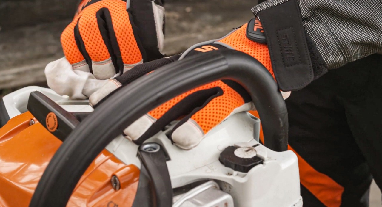 Depósito de combustível de uma motosserra STIHL MSA 251 a ser limpo com um pano