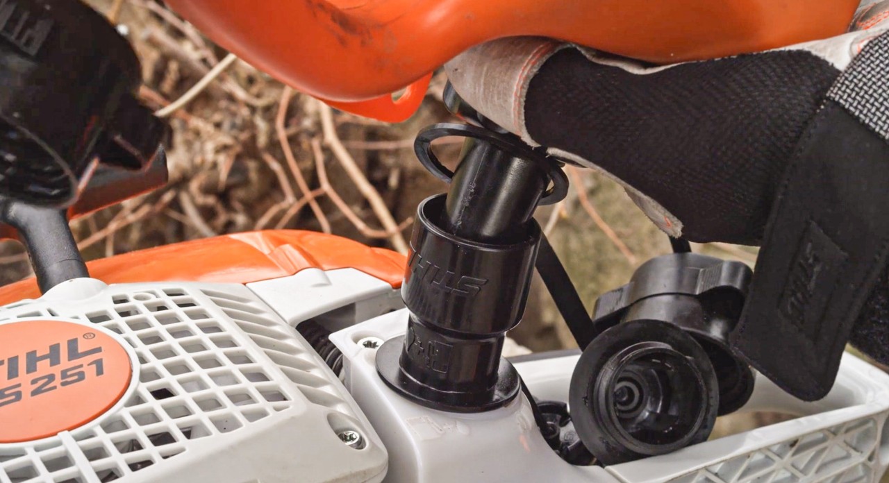 Uma motosserra STIHL MS 251 a ser enchida com combustível