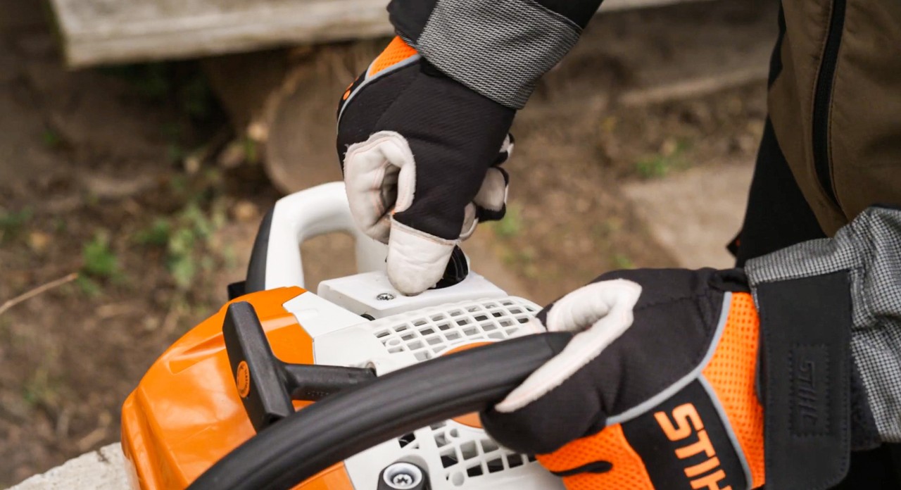 Imagem ampliada da tampa do depósito de uma motosserra STIHL MS 251