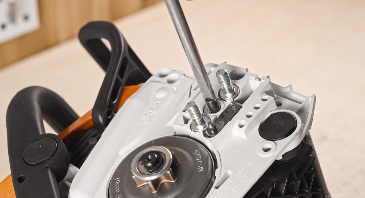 Substituir uma corrente de motosserra: imagem ampliada do mecanismo tensor numa motosserra a bateria STIHL MSA 180