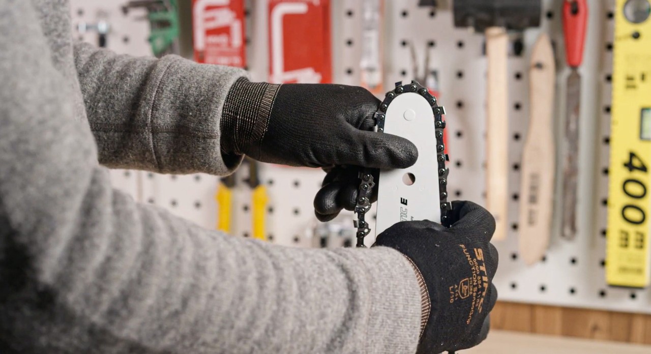 Substituir uma corrente de motosserra: uma corrente de serra a ser instalada na guia de uma STIHL MSA 180
