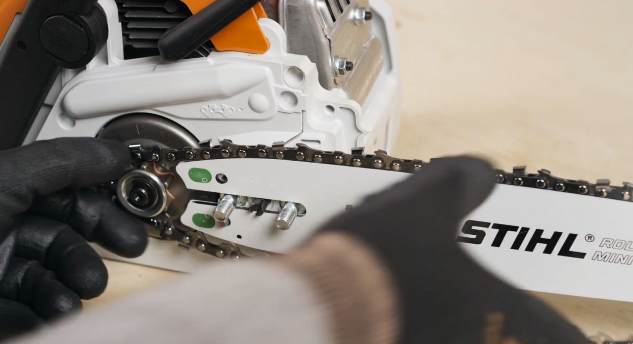 Substituir uma corrente de motosserra: equipamento de corte a ser instalado numa motosserra a bateria STIHL MSA 180