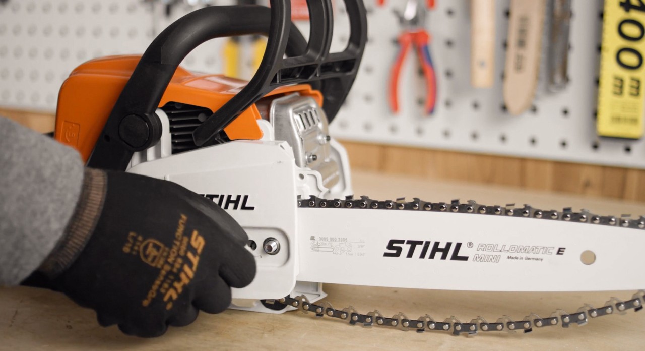 Substituir uma corrente de motosserra: tampa do carreto de uma motosserra a bateria STIHL MSA 180 a ser colocada