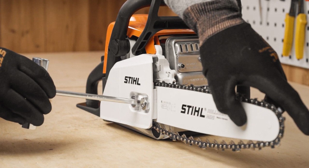Substituir uma corrente de motosserra: corrente de serra de uma motosserra a bateria STIHL MSA 180 a ser apertada