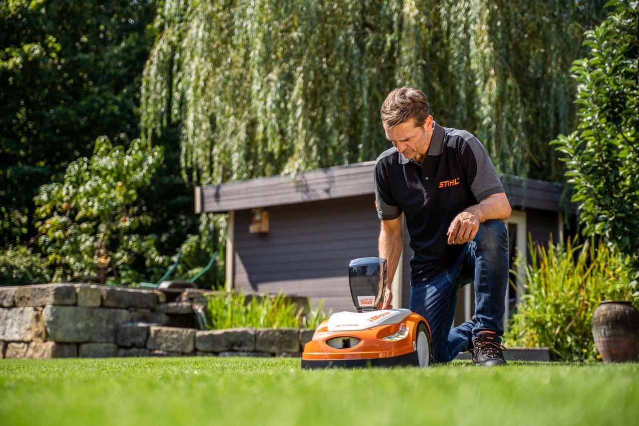 Um concessionário especializados STIHL define o tempo de corte no robot corta-relva STIHL iMOW® RMI 422 