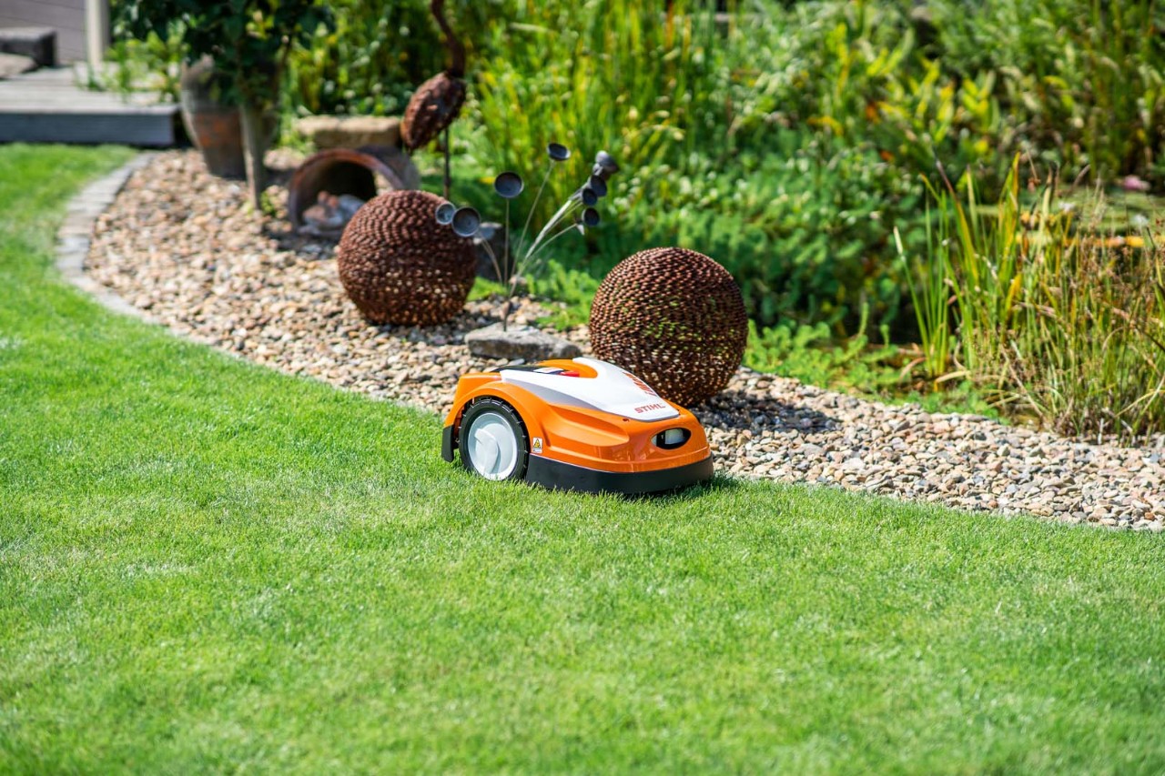 Um robot corta-relva STIHL iMOW® 422 antes da manutenção num relvado verde