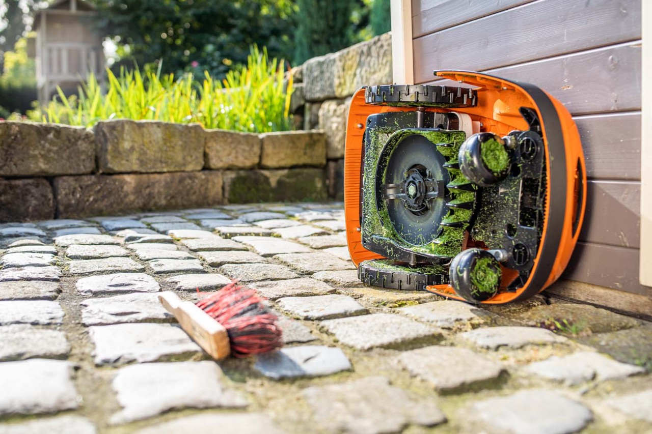 Um robot corta-relva STIHL iMOW® virado de lado para ser limpo