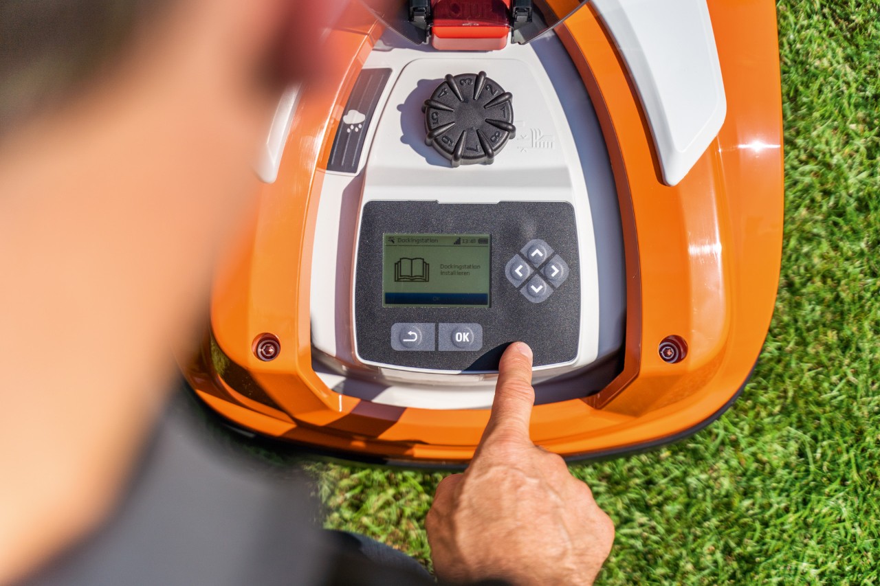 Painel de controlo de um robot corta-relva STIHL iMOW® 422 - como instalar STIHL iMOW® 