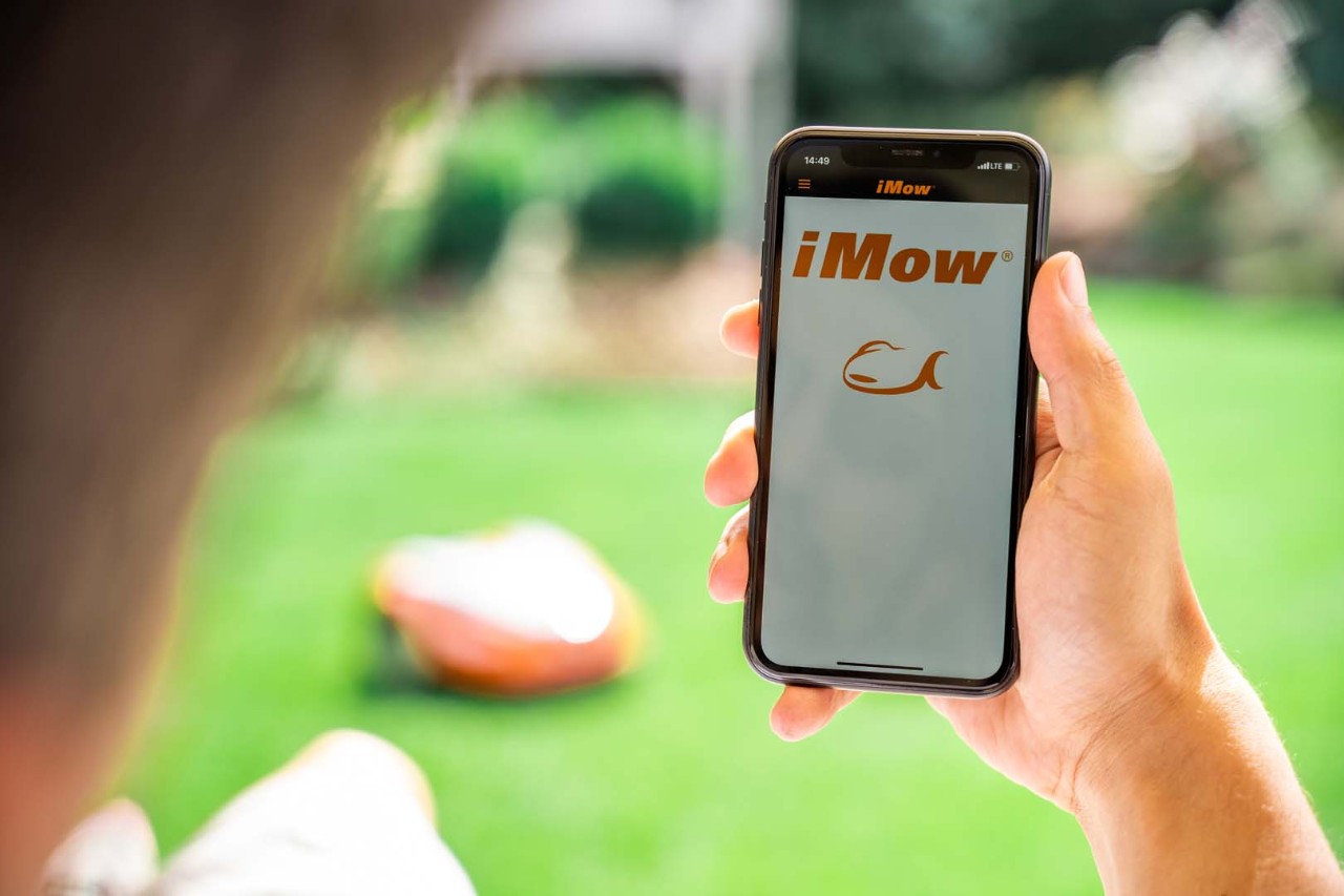 Um smartphone com a aplicação iMOW® - programar robot corta-relva