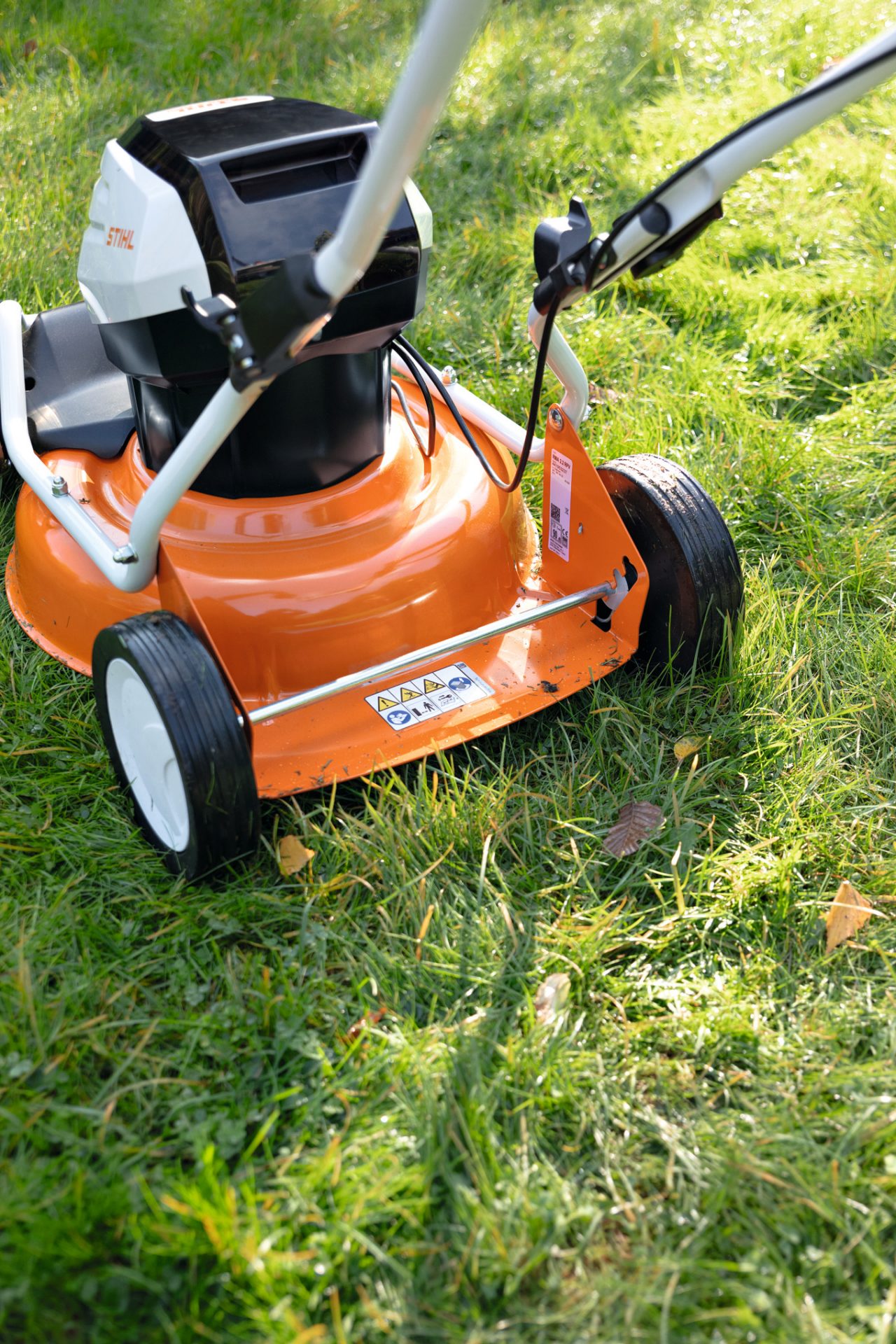 Um corta-relva STIHL RMA 2 RV na relva – importância de afiar um corta-relva