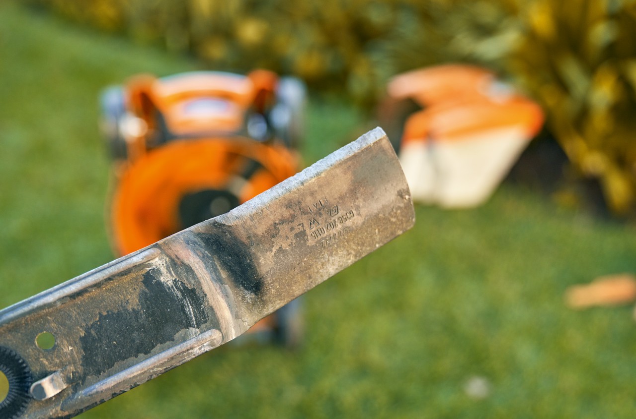 Imagem ampliada de uma lâmina de corta-relva a bateria STIHL RMA 339 C