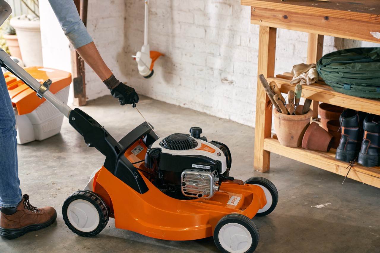 Exemplo de como limpar um corta-relva, mais especificamente o filtro de ar de um STIHL RM 448 TC, numa garagem