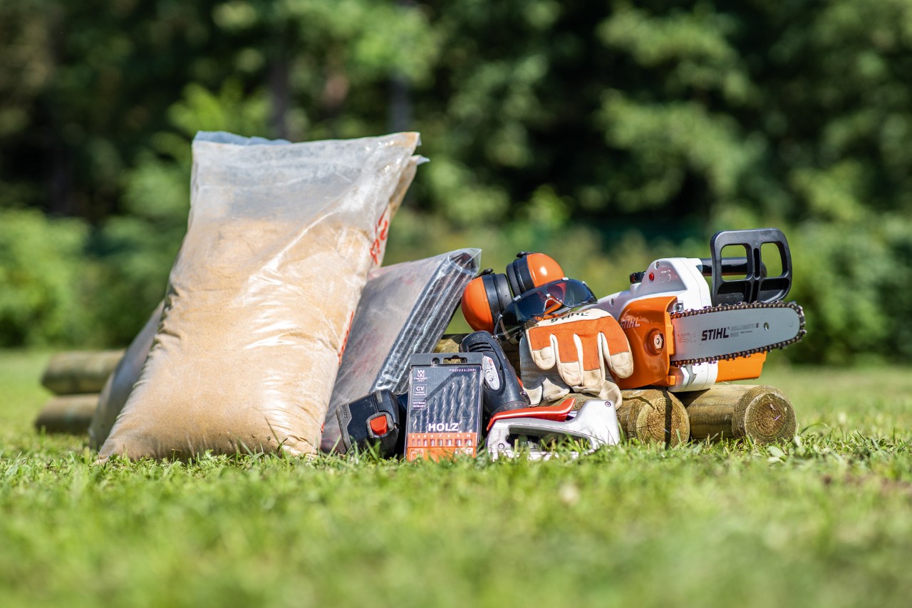 Materiais para construir caixa de bricolage para areia: Motosserra STIHL, equipamento de proteção e areia para brincar.