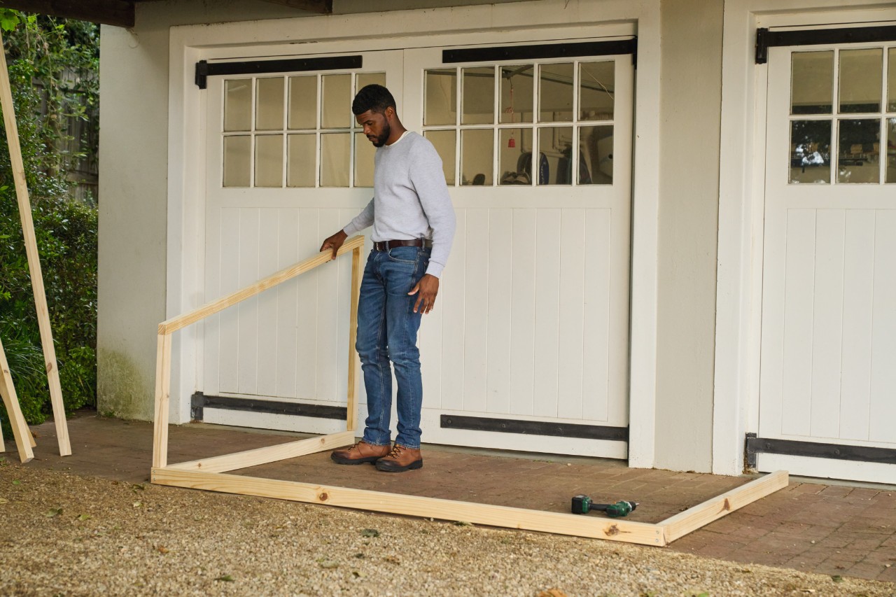 Um homem coloca a lateral para a baliza