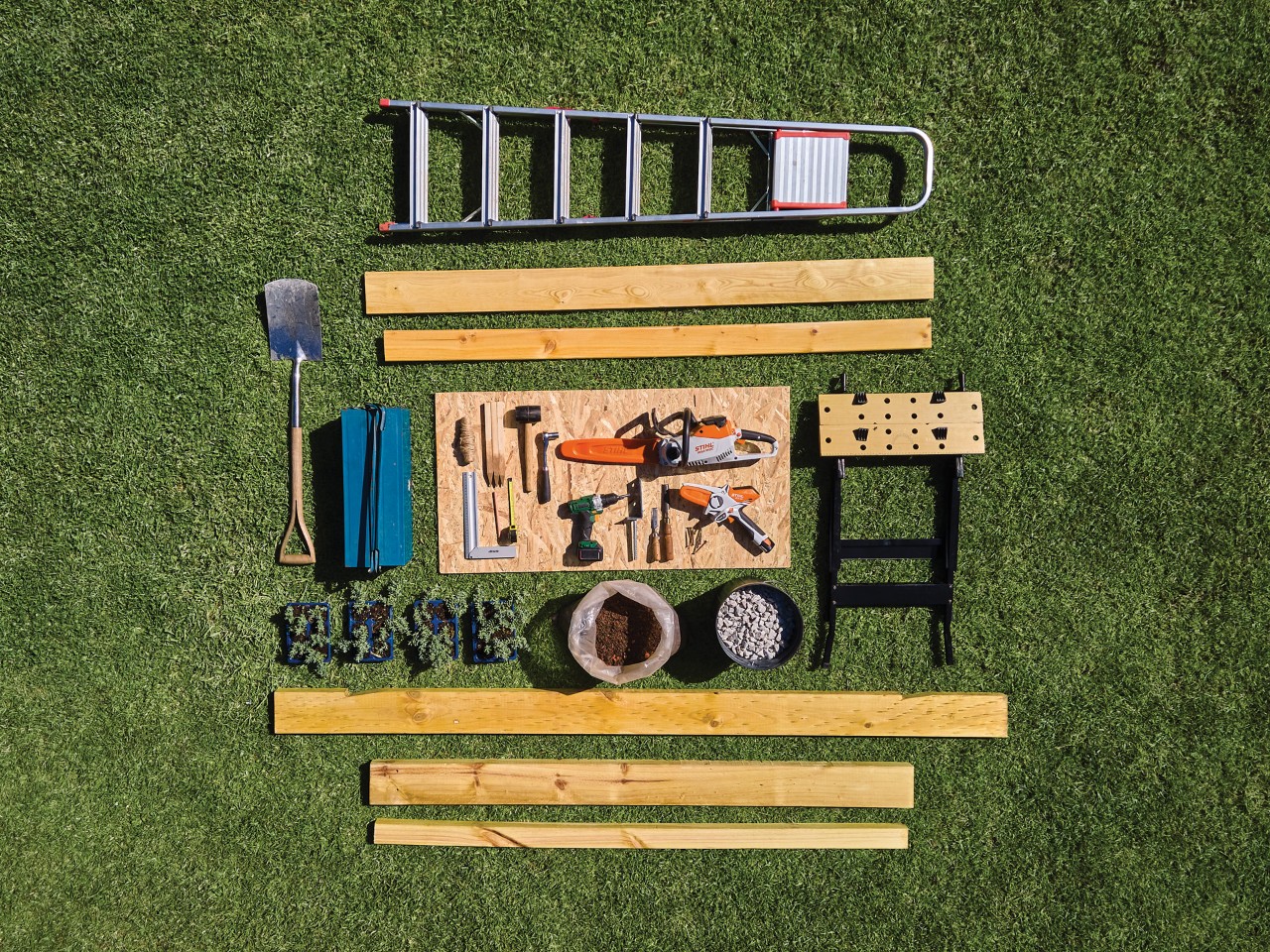 Como construir um abrigo de jardim: materiais e ferramentas cuidadosamente dispostos num relvado verde