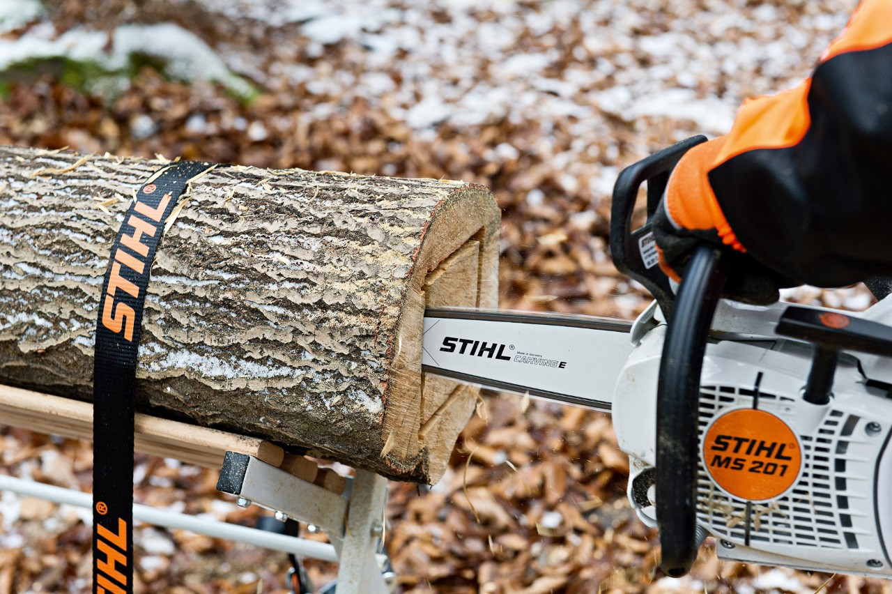 Lanterna de bricolage feita de um toro: um quadrado cortado na área seccional de um toro com uma motosserra STIHL 