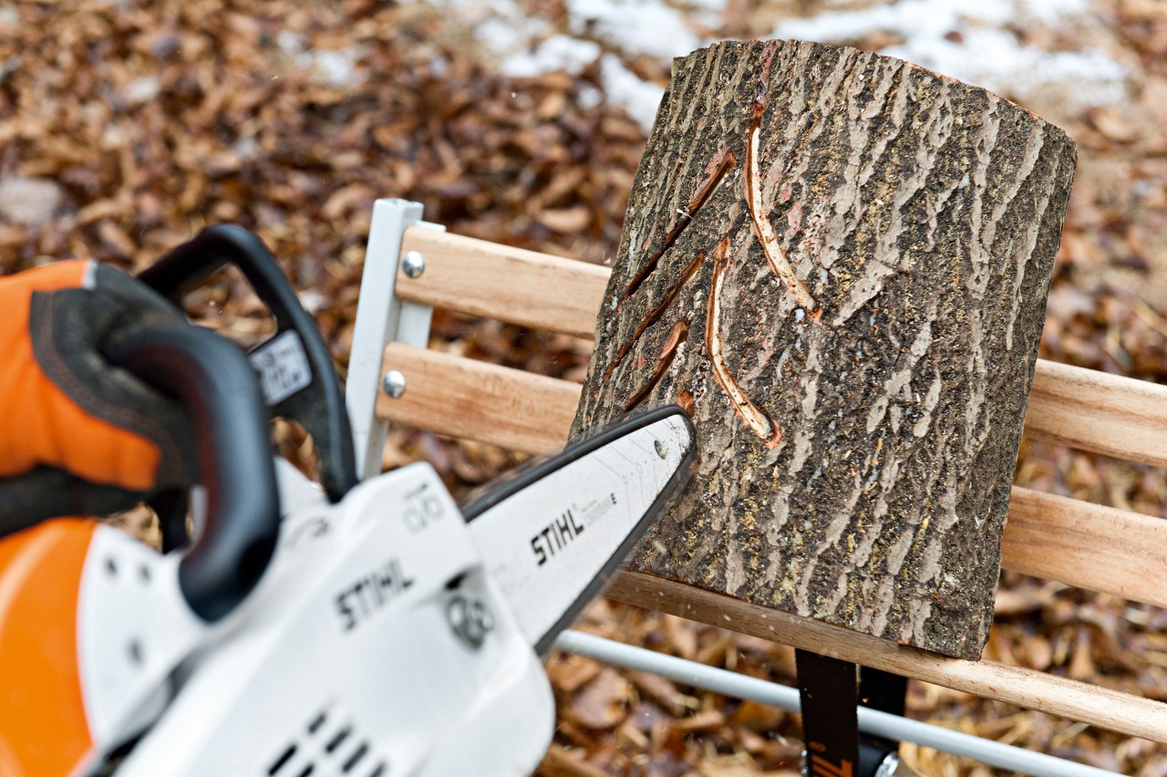 Lanterna de bricolage feita de um toro: um padrão de rasgos de luz num toro de pinho cortado com uma motosserra STIHL