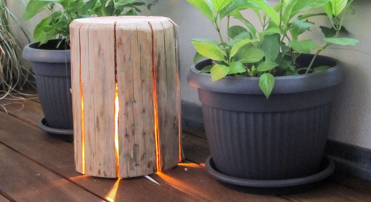 Uma luminária de bricolage de um toro rachado com rasgos para a luz brilhar