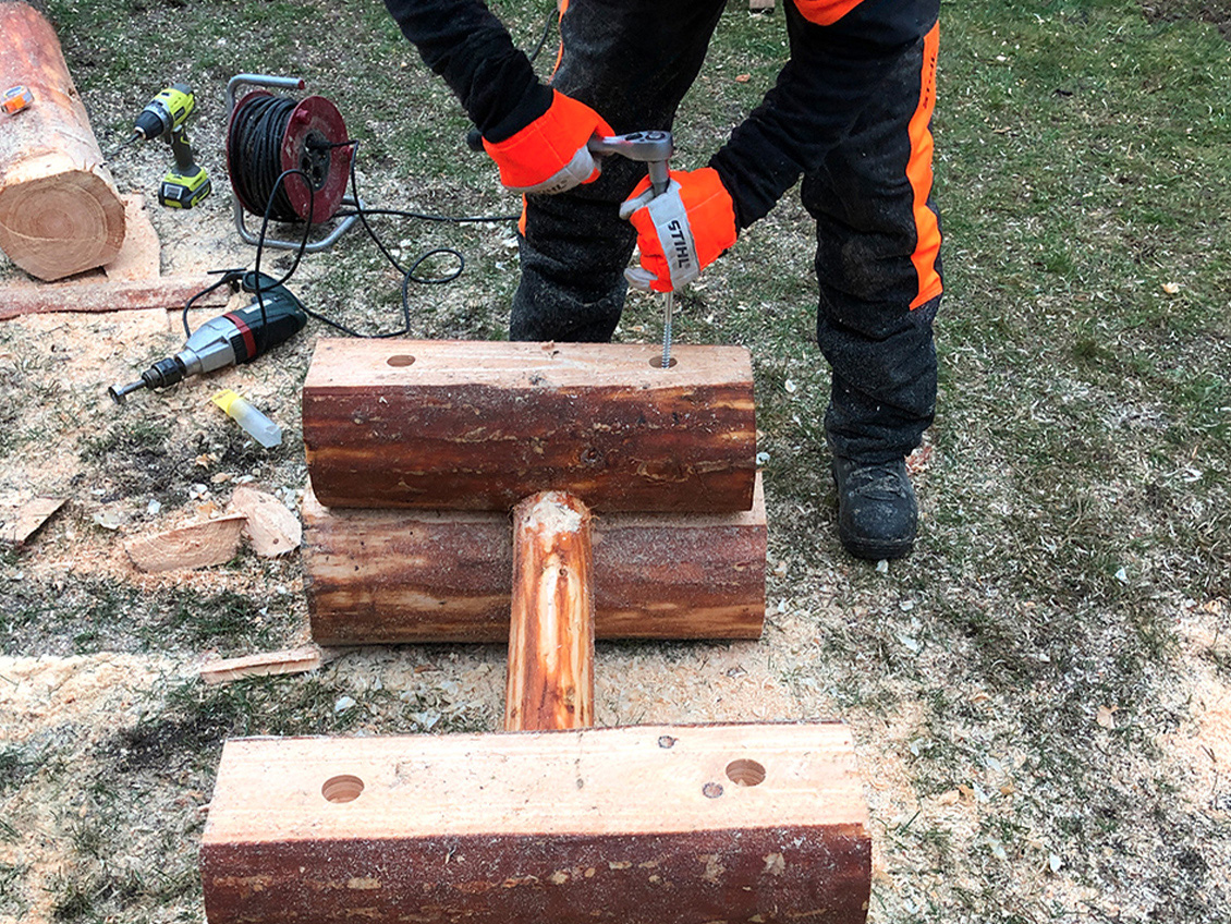  Mesa de bricolage para espaços verdes: pernas a serem empilhadas e aparafusadas perto de uma motosserra STIHL MS 170