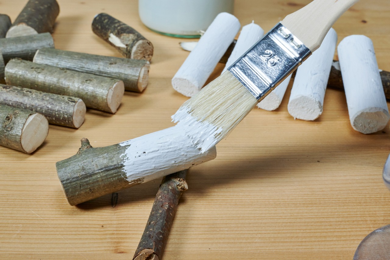 Fazer um ornamento em forma de coração de madeira a partir de um ramo: pedaços de madeira a serem pintados de branco 