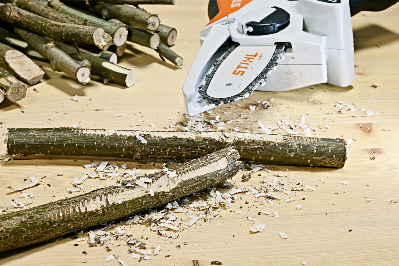 Luminária de mesa: ramos com superfícies tornadas ásperas com a minipodadora de corrente a bateria STIHL GTA 26