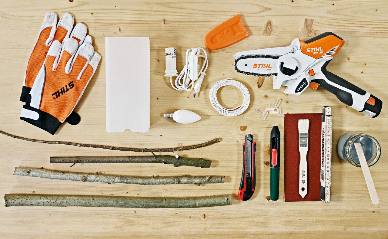 Materiais para fazer luminária de mesa com galhos: luvas, minipodadora de corrente a bateria GTA 26 STIHL,e muito mais