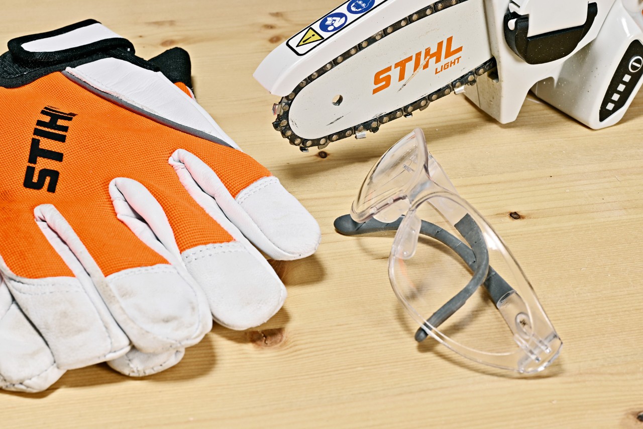 Óculos de proteção, luvas e a minipodadora de corrente a bateria STIHL GTA 26 - projeto diy de luminária 