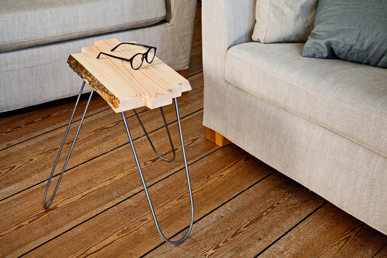 Uma mesa de apoio pronta a usar numa sala de estar – exemplo de mesa de apoio rústica