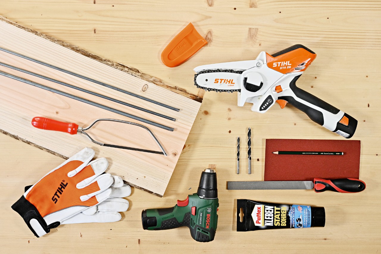 Materiais para construir uma mesa de apoio de bricolage: Minipodadora STIHL GTA 26, luvas, aparafusadora a bateria, etc. 