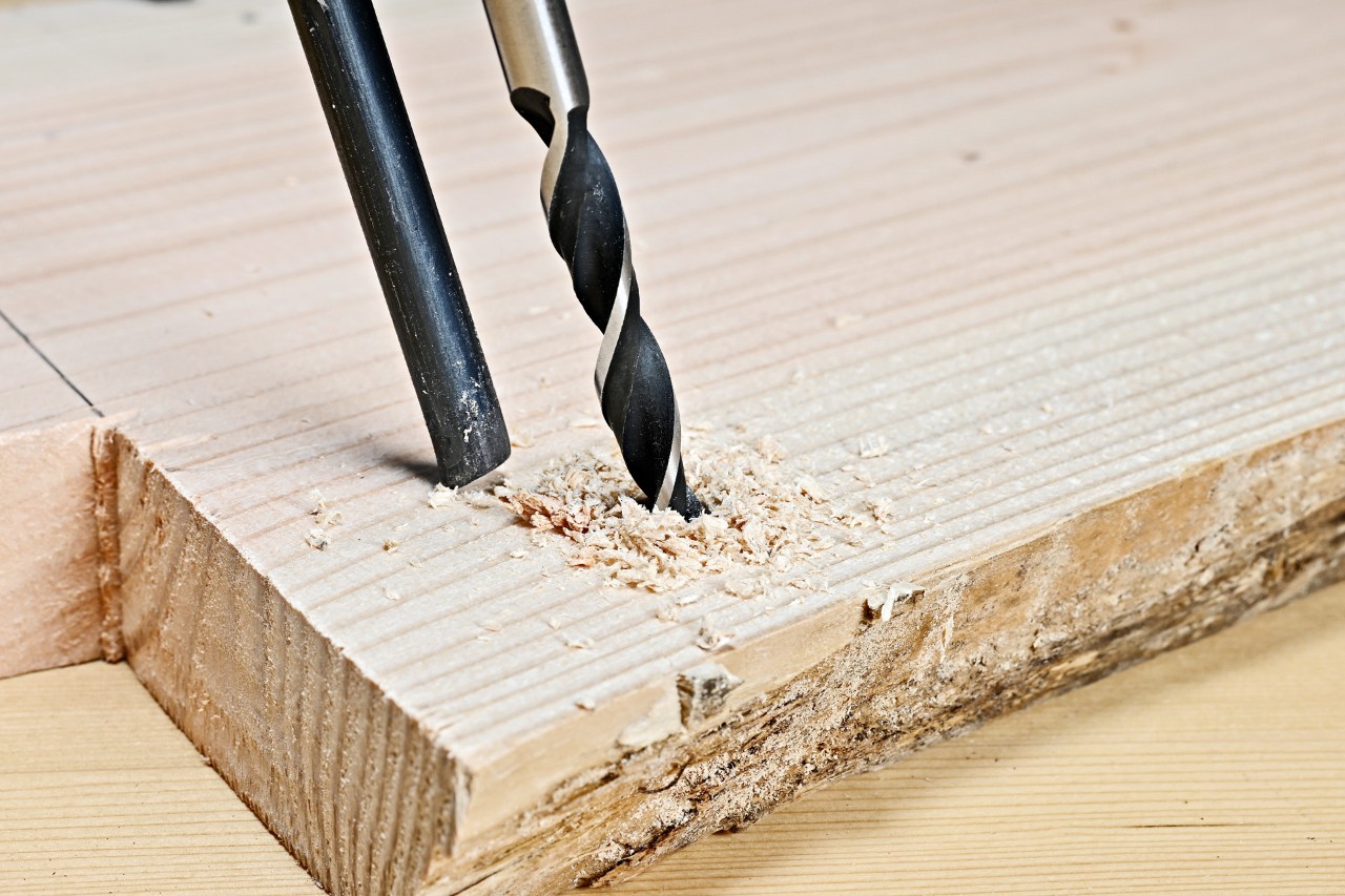 Mesa de apoio em madeira de bricolage: um furo a ser aberto enviesado numa tábua