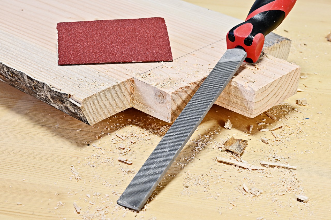 Como construir uma mesa de apoio: cantos de uma tábua serrada a serem limados