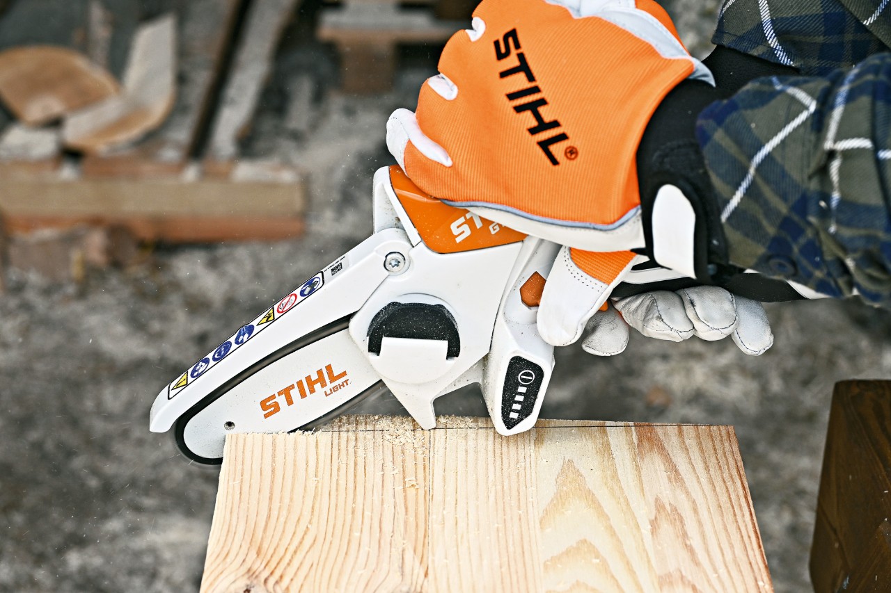 Uma minipodadora STIHL GTA 26 a ser usada para cortar arestas em bisel na lateral da casa para ouriços-cacheiros.