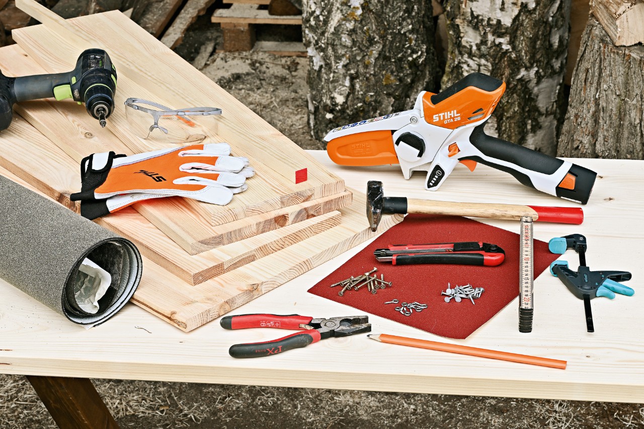 Fazer uma casa para ouriços-cacheiros: minipodadora STIHL GTA 26, painéis de madeira, martelo, pregos e outros.