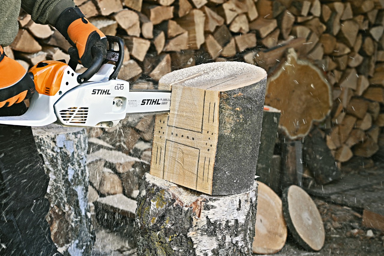 Como fazer um hotel de insetos: reentrâncias para um hotel para insetos a serem feitas com uma STIHL MS 151 C