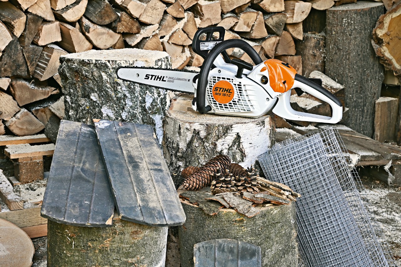 Como fazer um hotel de insetos: uma STIHL MS 151 C, rede de arame, telhas, pinhas e casca de árvores em cepos