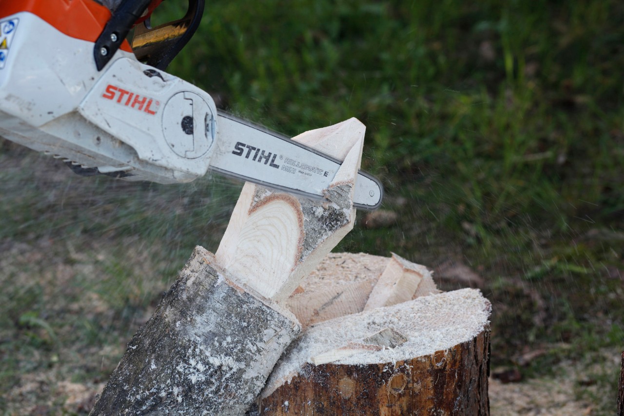 Castiçais de bricolage em madeira: uma motosserra a bateria STIHL MSA 140 C a acrescentar detalhes num toro