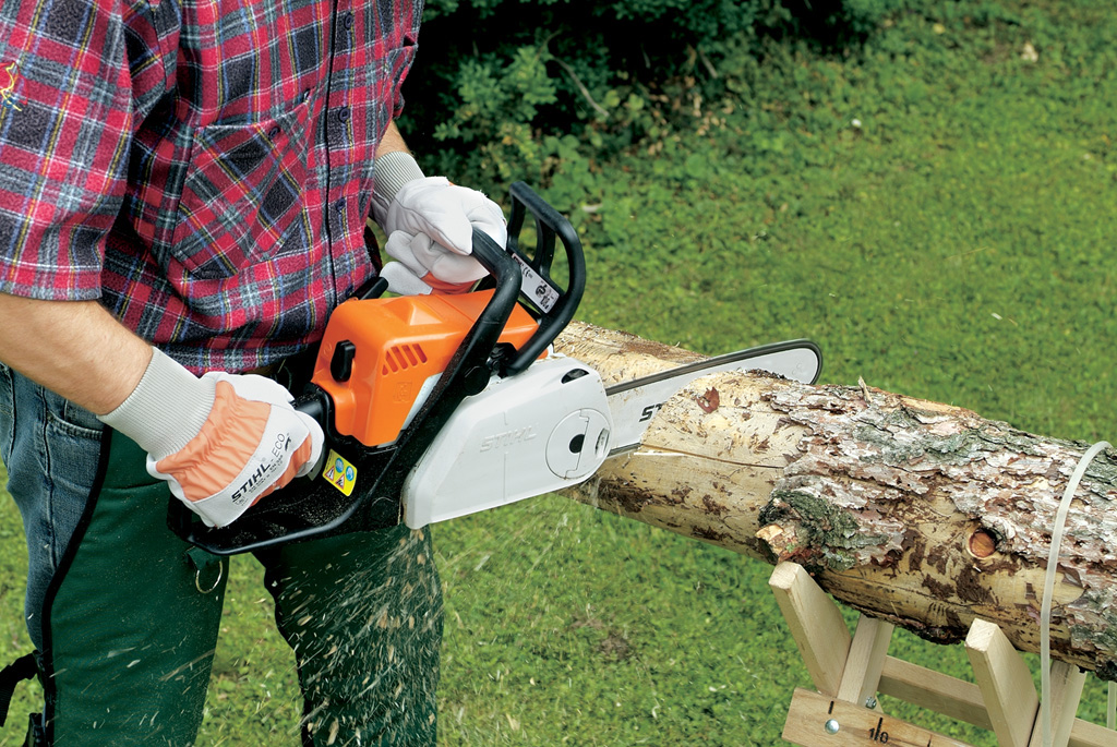 Paredes da câmara interior a serem cortadas com uma motosserra STIHL - construir uma casa para pássaros 