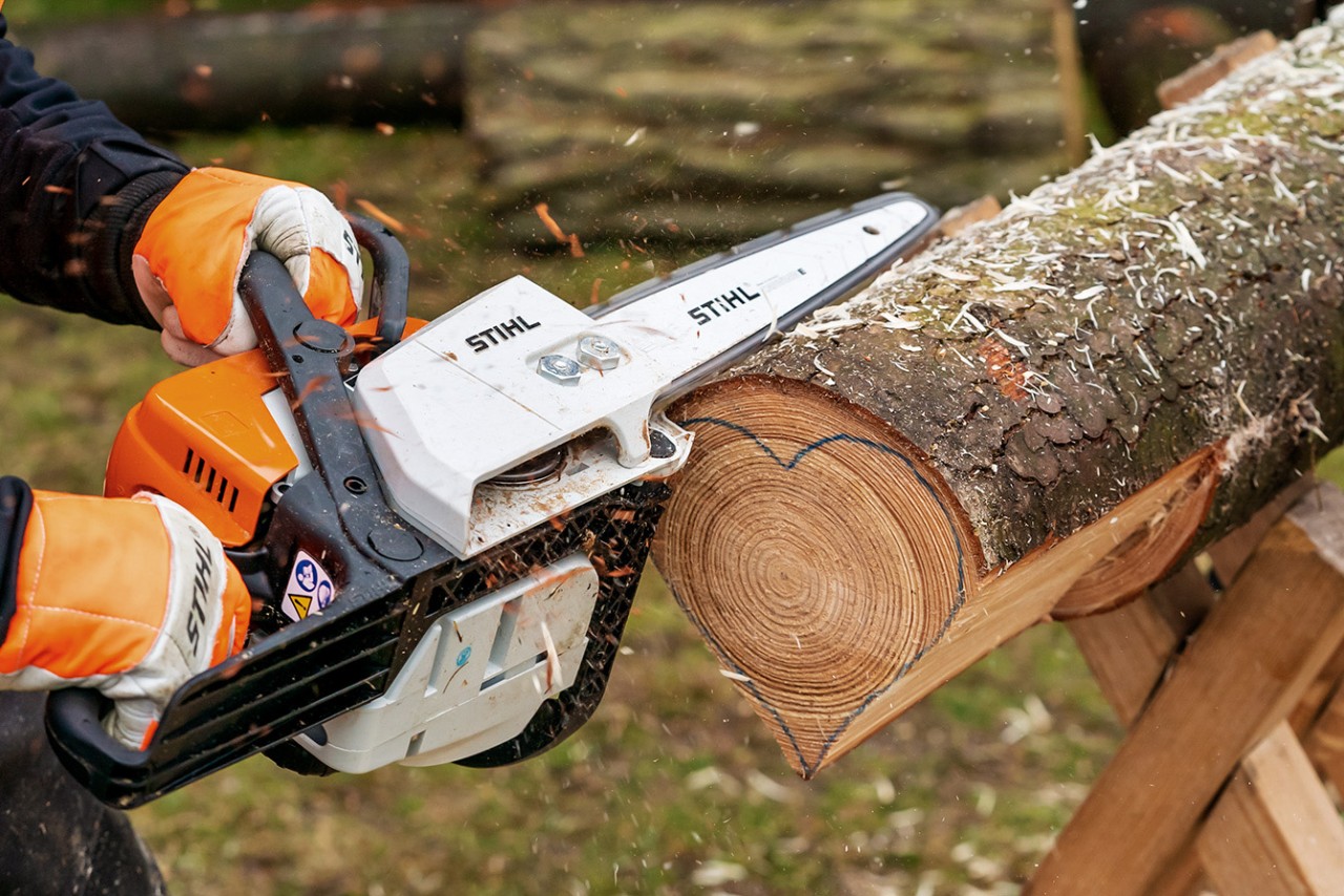 Fazer rodelas de coração planas a partir de um toro utilizando uma motosserra a gasolina STIHL MS 170