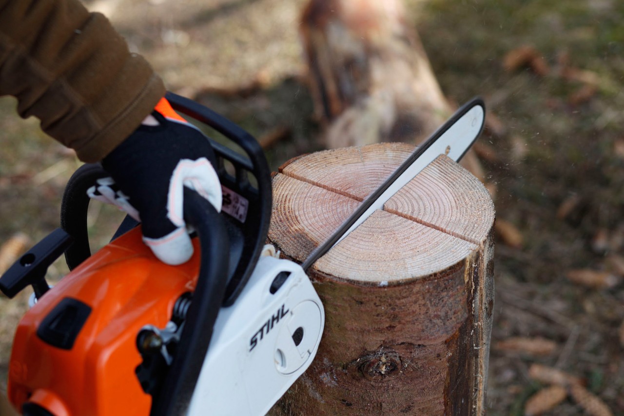 Motosserra a gasolina STIHL MS 181 C a ser usada para fazer cortes em cruz a partir da extremidade de um toro ao alto