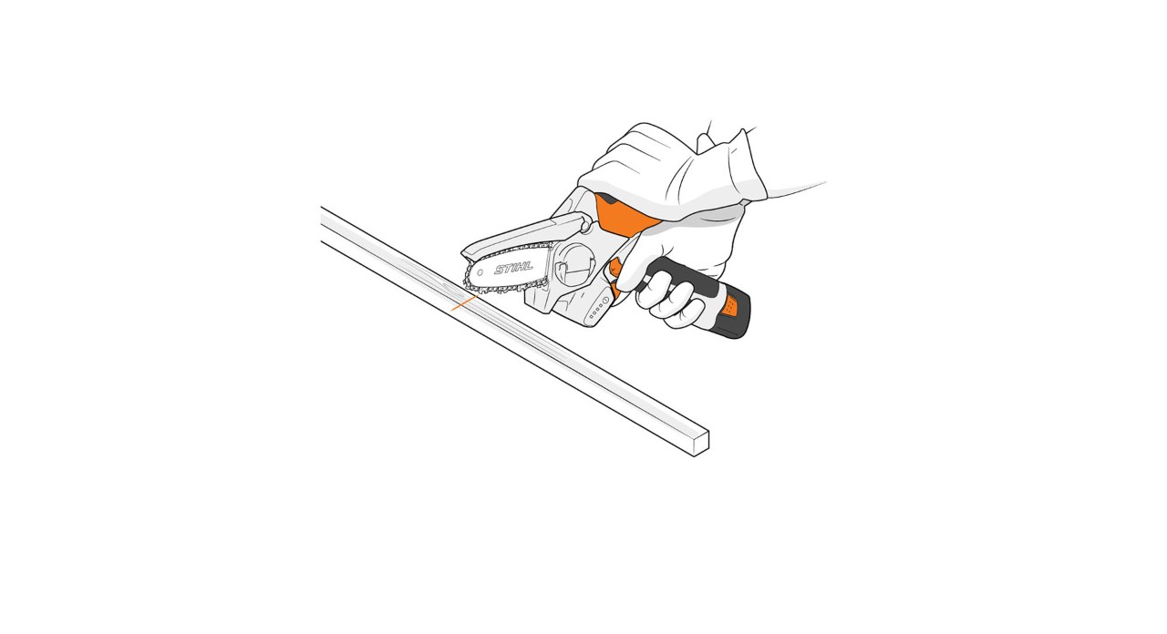 Uma pessoa corta madeira em esquadria à medida com uma minipodadora de corrente STIHL GTA 26 para construir uma estufa