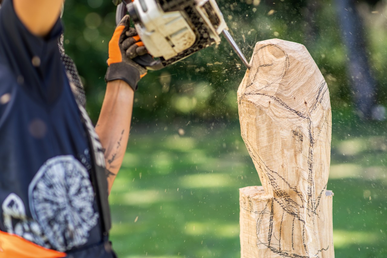 Uma mulher acrescenta detalhes numa coruja de madeira esculpindo-a com uma motosserra STIHL e um kit de escultura.