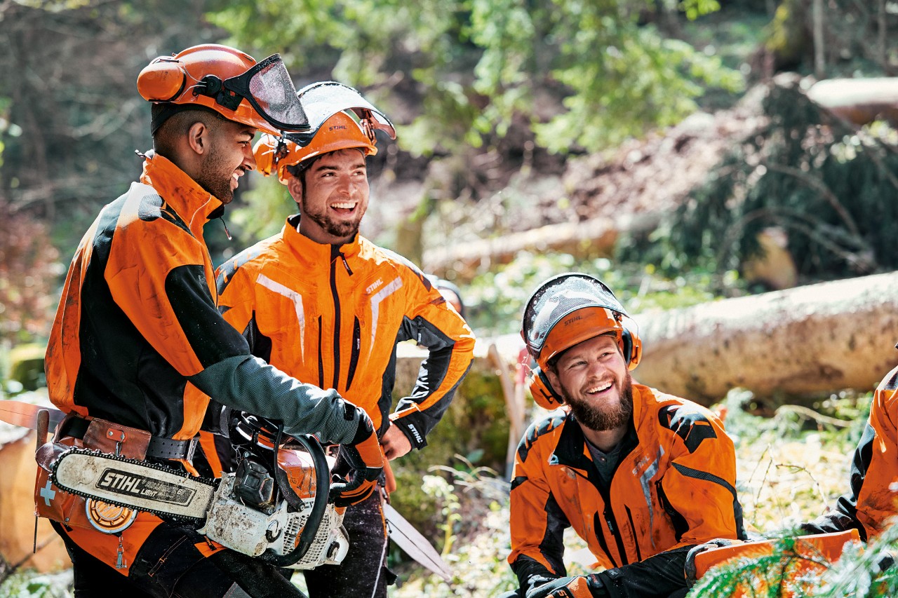Trabalhadores florestais envergando vestuário de proteção STIHL, a usar a STIHL MS&nbsp;462 na floresta