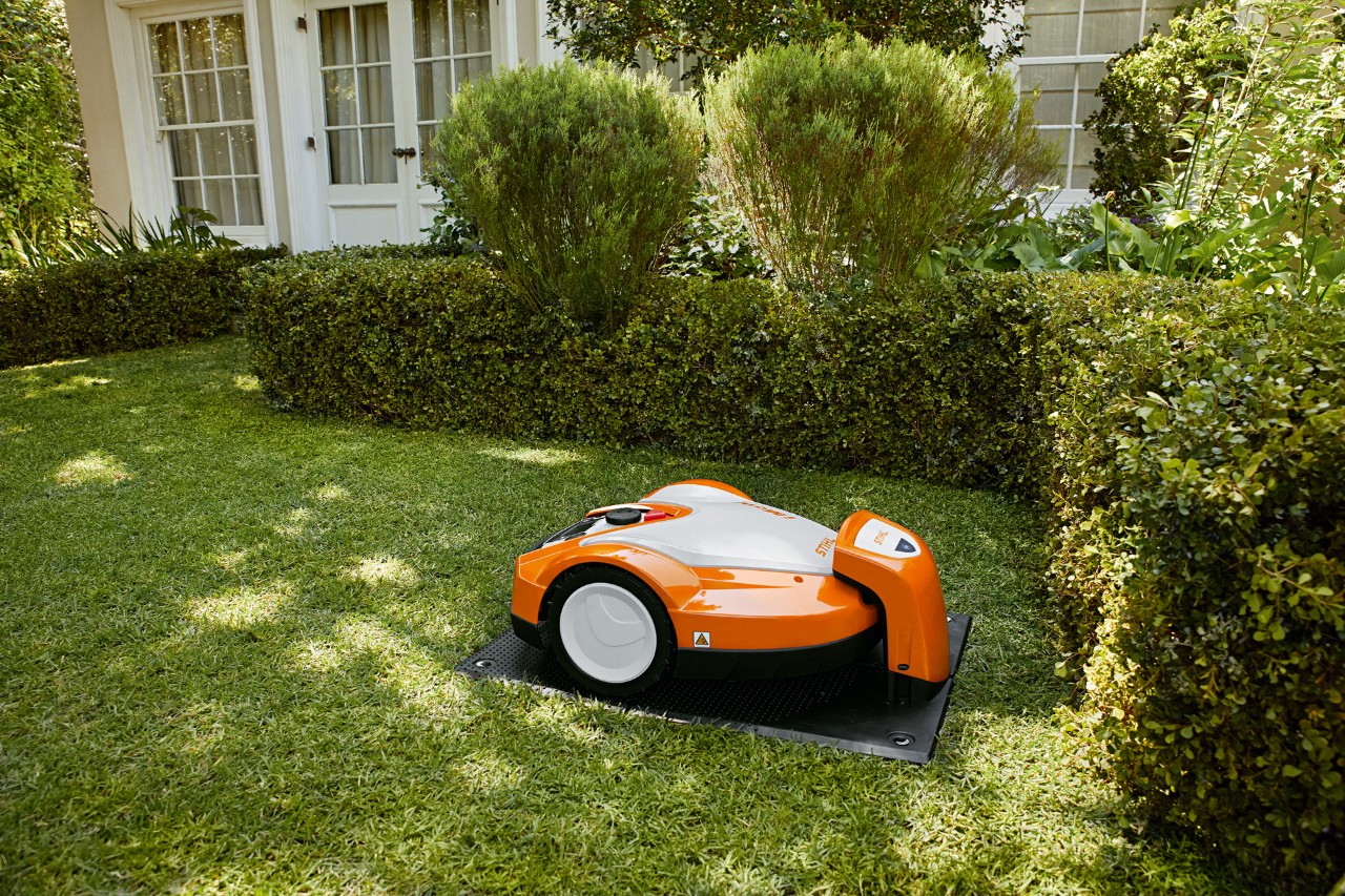Robot corta-relva iMOW® num espaço verde. Acima dele, o logótipo da extensão da garantia contratual 2+1 Image source: 2-plus-1_2.jpg