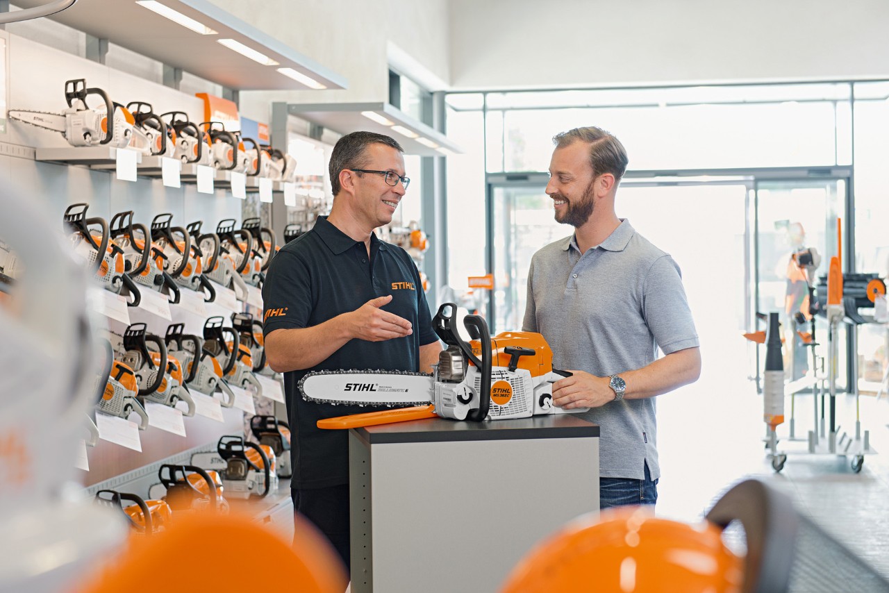 Concessionário STIHL aconselha jovem a comprar uma motosserra STIHL