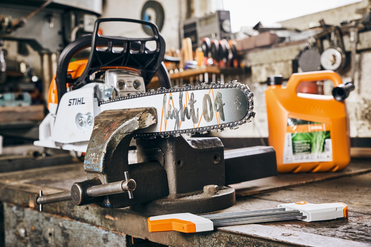 Motosserra STIHL a gasolina MS 261 C-M com guia Light 04 ao lado da mistura de combustível STIHL MotoMix