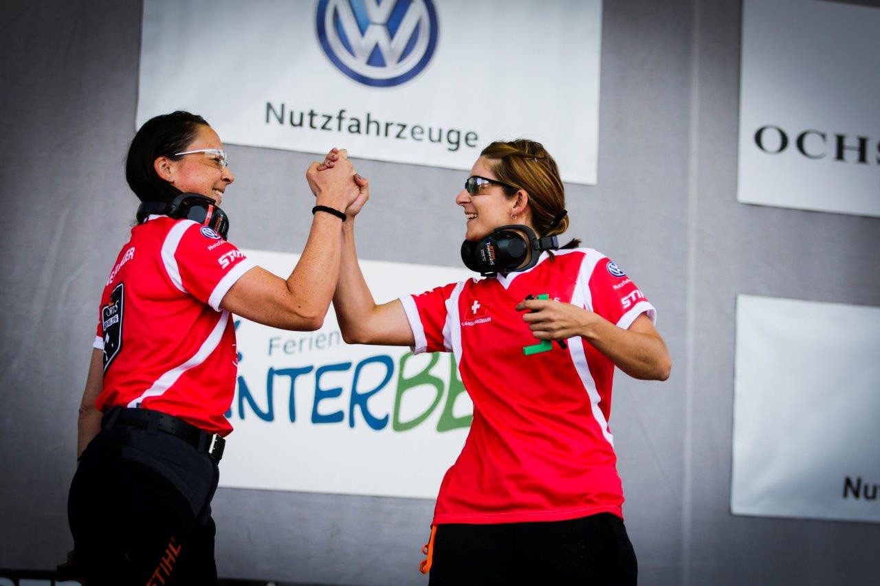 Yolanda Hagmann e Svenja Bauer celebram a vitória na STIHL TIMBERSPORTS®