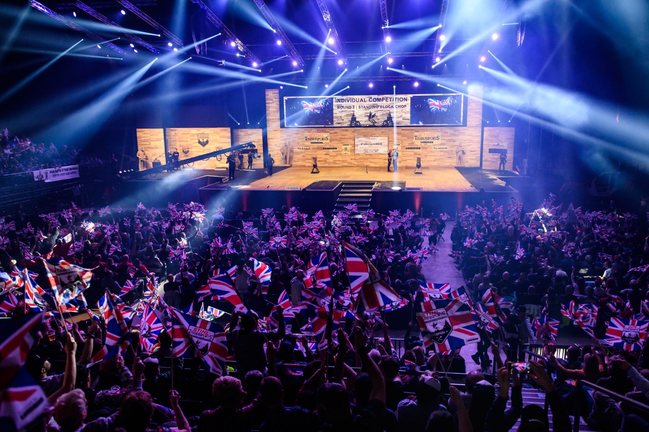 Multidão de espetadores no Campeonato Mundial STIHL TIMBERSPORTS® de 2018.